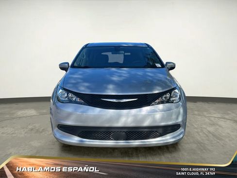 Used 2022 Chrysler Voyager LX image 9