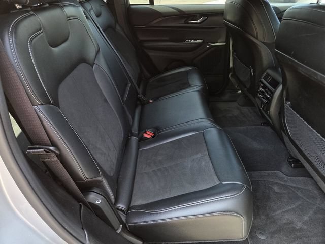 Used 2025 Jeep Grand Cherokee Altitude AWD/4WD image 40