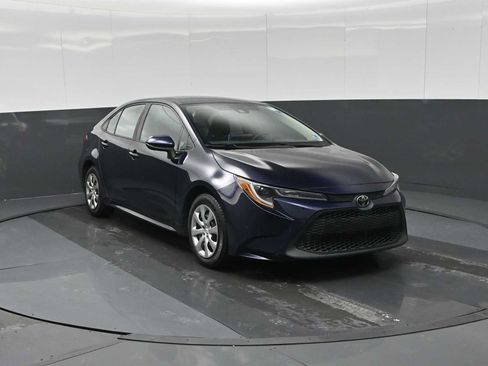 Used 2021 Toyota Corolla LE image 2