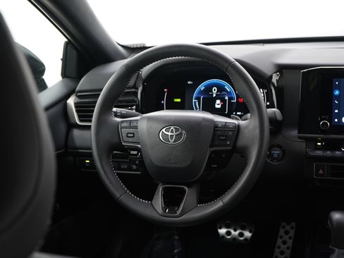 Used 2025 Toyota Camry SE image 13