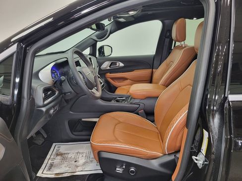 Used 2025 Chrysler Pacifica Pinnacle w/ Trailer Tow Group image 5