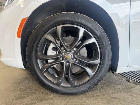Used 2024 Chrysler Pacifica Touring-L w/ Road Tripper Package AWD/4WD image 41