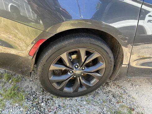 Used 2019 Chrysler Pacifica Limited w/ Advanced Safetytec Group FWD image 9