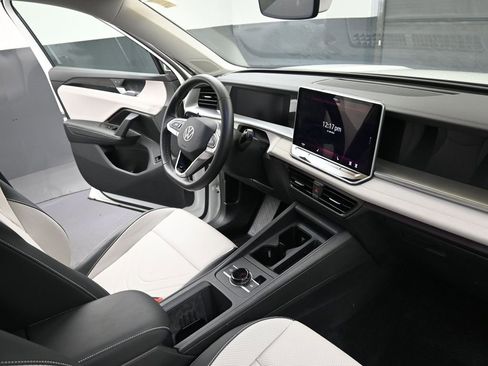 Used 2025 Volkswagen Tiguan SE w/ Panoramic Sunroof Package image 12