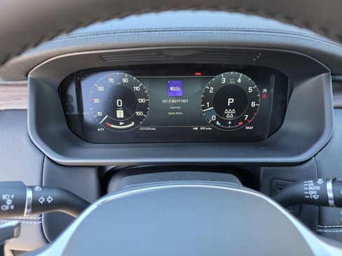 New 2026 Land Rover Discovery Dynamic SE image 16