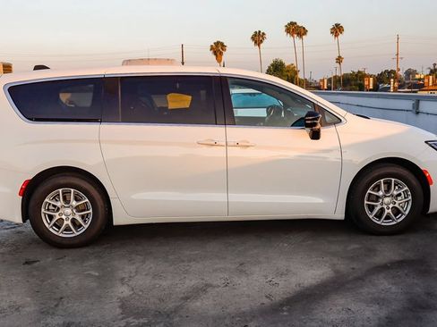 New 2027 Chrysler Pacifica Select FWD image 13