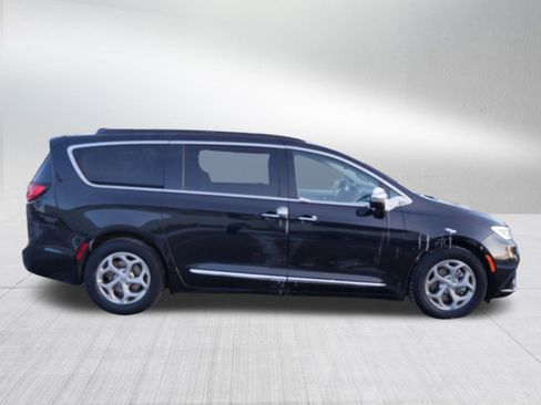 Used 2023 Chrysler Pacifica Limited image 8