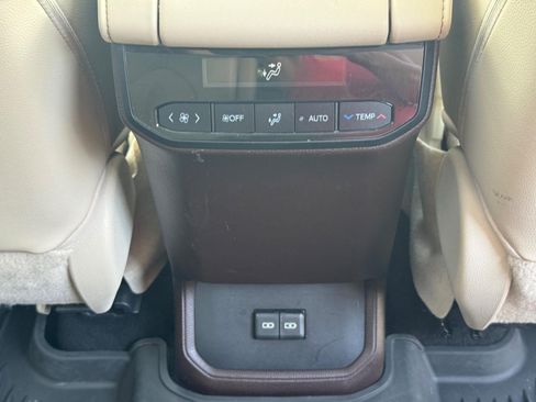 Used 2022 Toyota Highlander XLE FWD image 17