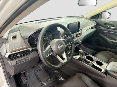 Used 2024 Nissan Altima 2.5 SV FWD image 11