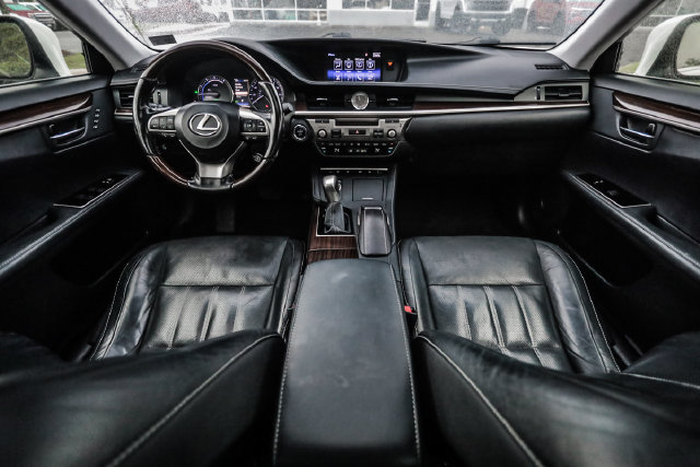 Used 2016 Lexus ES 300h w/ Luxury Package w/Wood Trim FWD image 38