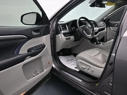 Used 2019 Toyota Highlander Limited Platinum AWD/4WD image 15