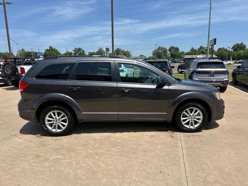 Used 2019 Dodge Journey SE w/ Premium Group FWD image 4
