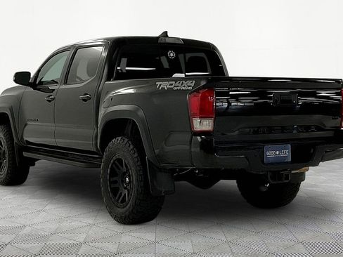 Used 2017 Toyota Tacoma TRD Off-Road w/ Premium & Technology Package image 4