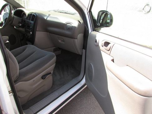Used 2002 Dodge Caravan SE image 26