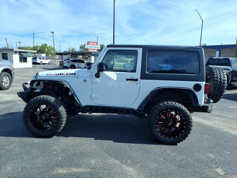 Used 2015 Jeep Wrangler Rubicon w/ Power Convenience Group AWD/4WD image 8