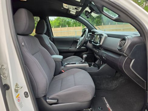 Used 2019 Toyota Tacoma TRD Off-Road w/ Technology Package AWD/4WD image 28