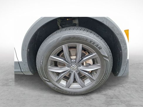 Used 2022 Volkswagen Tiguan SE w/ Panoramic Sunroof Package image 9