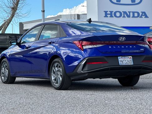 Used 2024 Hyundai Elantra Blue image 3