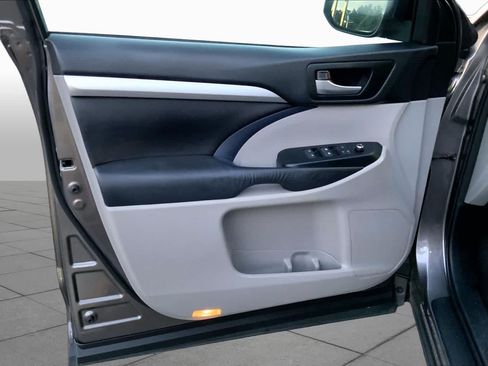 Used 2016 Toyota Highlander XLE FWD image 21