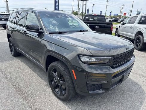 Used 2024 Jeep Grand Cherokee L Limited w/ Black Appearance Package AWD/4WD image 3