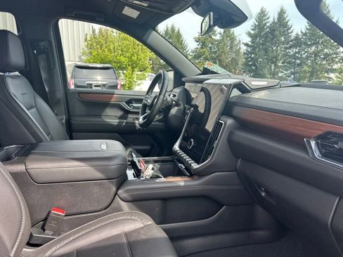 Used 2025 GMC Yukon Denali AWD/4WD image 7