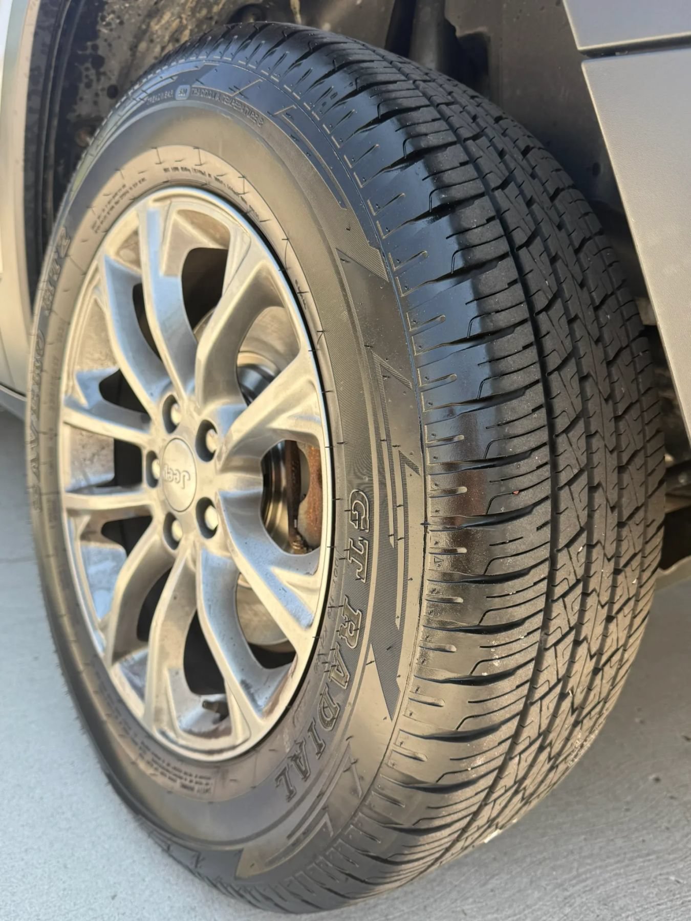 Used 2019 Jeep Cherokee Latitude Plus w/ Cold Weather Group AWD/4WD image 8