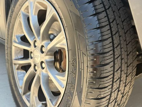 Used 2019 Jeep Cherokee Latitude Plus w/ Cold Weather Group AWD/4WD image 8