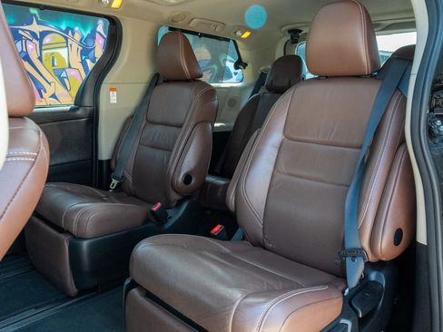 Used 2017 Toyota Sienna Limited Premium FWD image 38