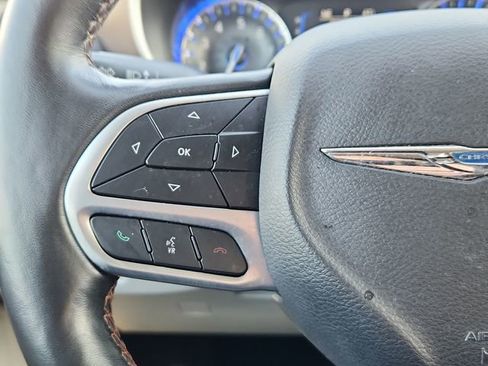 Used 2019 Chrysler Pacifica Touring-L image 39
