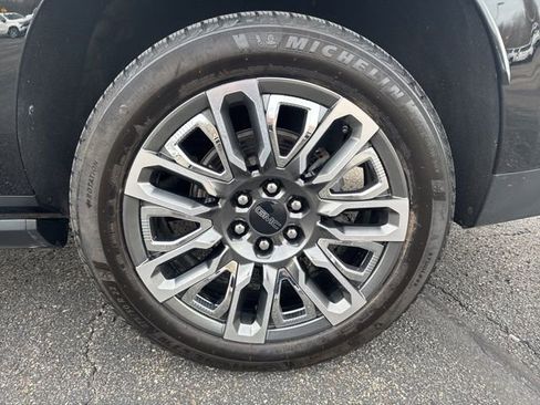 Used 2023 GMC Yukon XL Denali Ultimate image 10