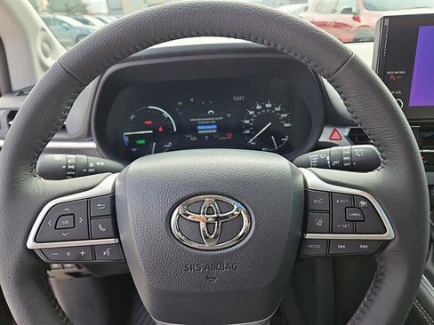 Certified 2026 Toyota Sienna XLE image 17