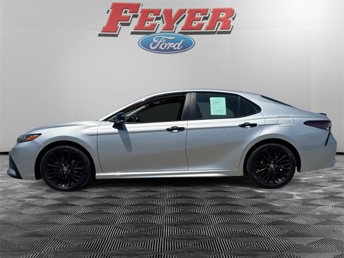 Used 2022 Toyota Camry SE image 2