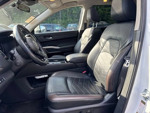 Used 2024 Nissan Pathfinder Platinum AWD/4WD image 5