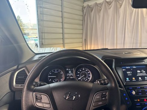 Used 2017 Hyundai Santa Fe SE image 17