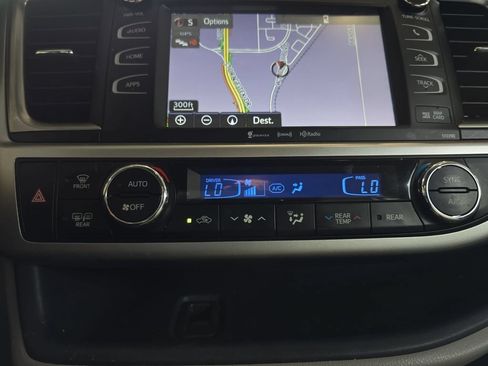 Used 2019 Toyota Highlander XLE w/ Carpet Mat Package (TMS) AWD/4WD image 27