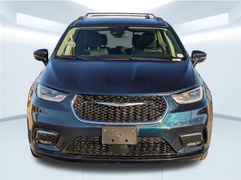 Used 2022 Chrysler Pacifica Touring-L image 10