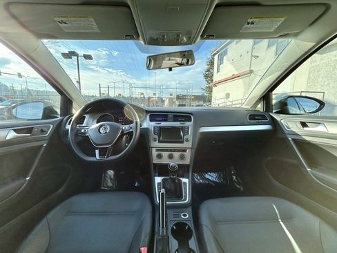 Used 2015 Volkswagen Golf S image 17