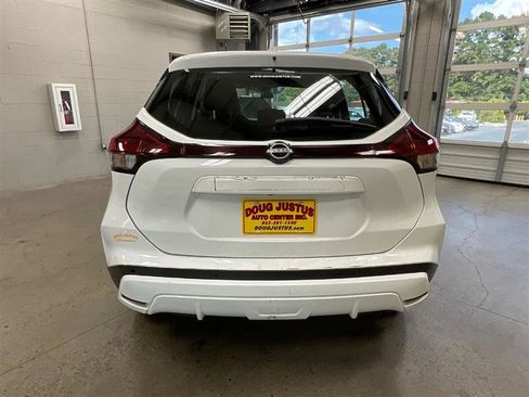 Used 2022 Nissan Kicks S image 4