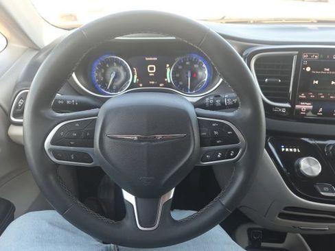 Used 2023 Chrysler Pacifica Touring-L FWD image 40