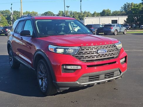 Used 2024 Ford Explorer XLT w/ Equipment Group 202A AWD/4WD image 3