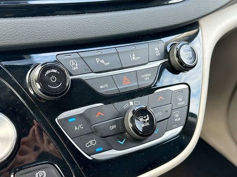 Used 2023 Chrysler Pacifica Touring-L FWD image 16