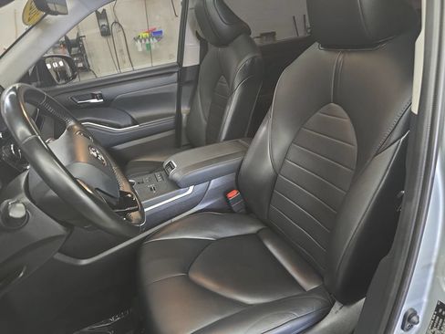 Used 2021 Toyota Highlander XLE AWD/4WD image 16