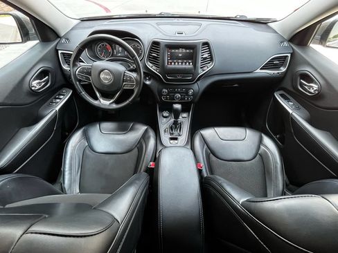 Used 2019 Jeep Cherokee Latitude Plus AWD/4WD image 16