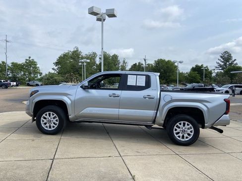 Used 2025 Toyota Tacoma SR5 AWD/4WD image 11