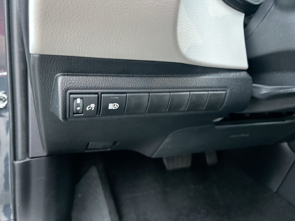 Used 2025 Toyota Corolla LE FWD image 13