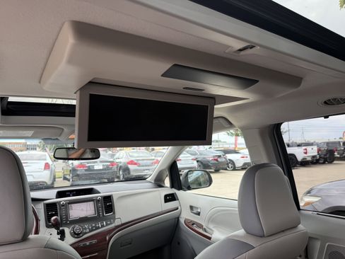 Used 2011 Toyota Sienna XLE image 17