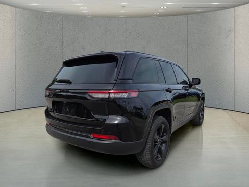 Used 2024 Jeep Grand Cherokee Limited w/ Black Appearance Package AWD/4WD image 5