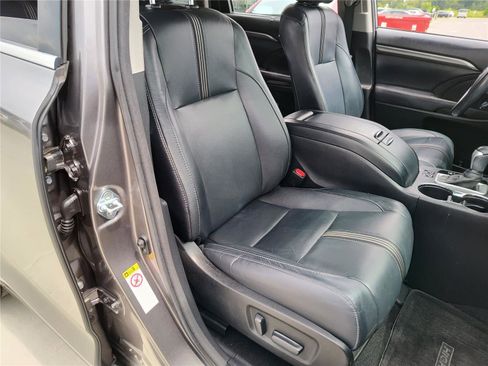 Used 2017 Toyota Highlander SE image 24