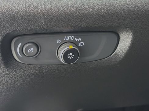 Used 2023 Chevrolet Traverse LT image 12