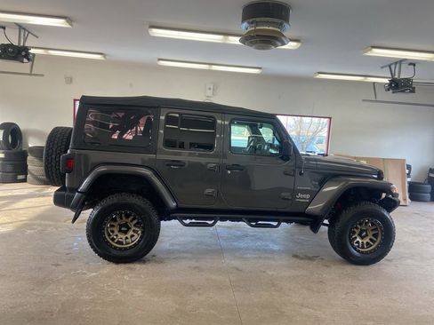 Used 2018 Jeep Wrangler Unlimited Sahara image 25